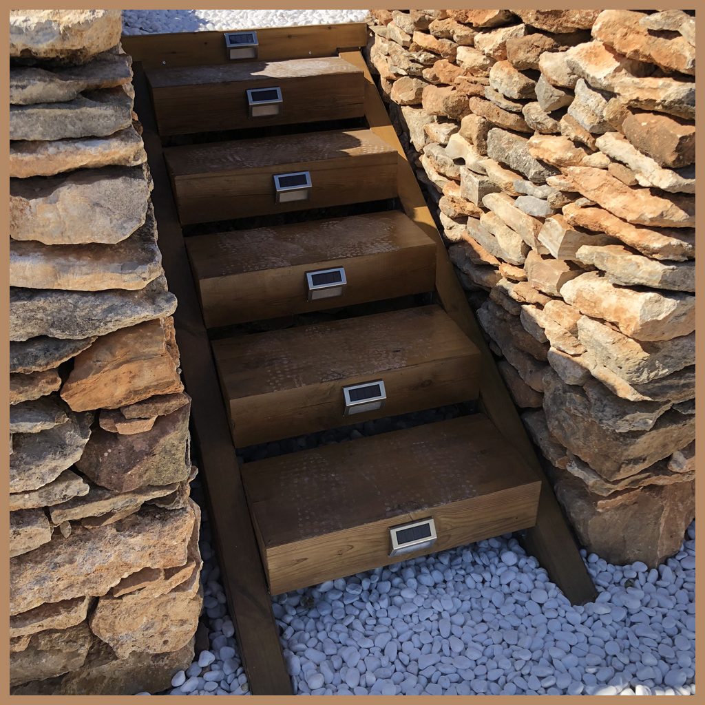 Escala de fusta dins d'un marge Escala de fusta dins d'un marge